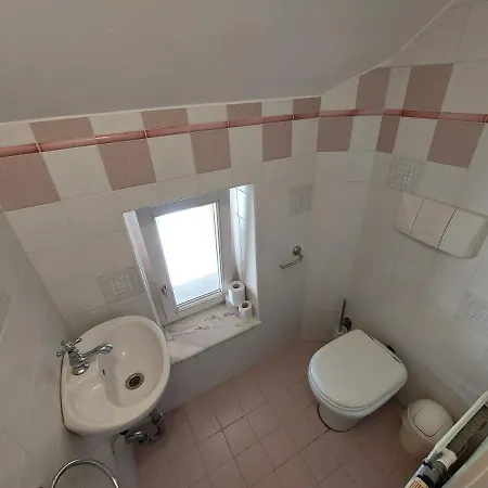R24, Rose House Gostinjska kuća
