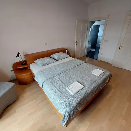 R24, Rose House Lublaň
