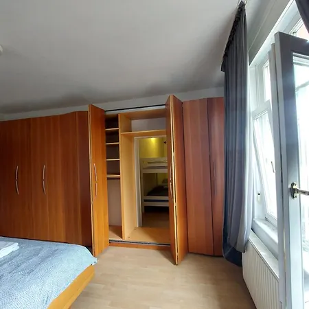 R24, Rose House * Lublaň