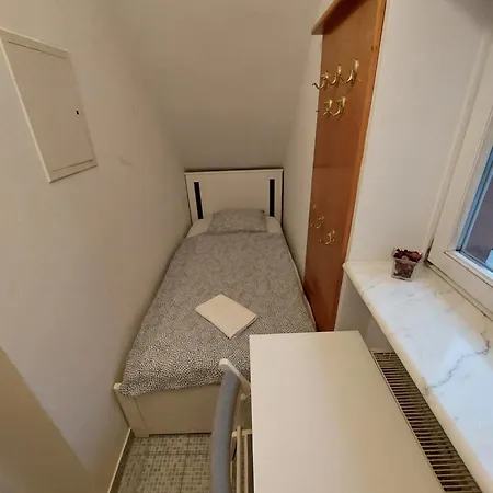 R24, Rose House Lublaň
